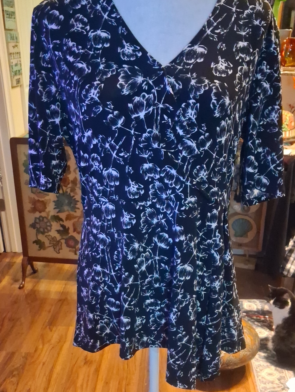 A New Chaus Of New York Floral V-Neck Black and White Women’s Top Size M